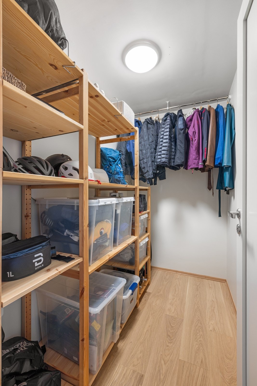 Innvendig bod med oppbevaringsplass til yttertøy og sko. Galleribilde