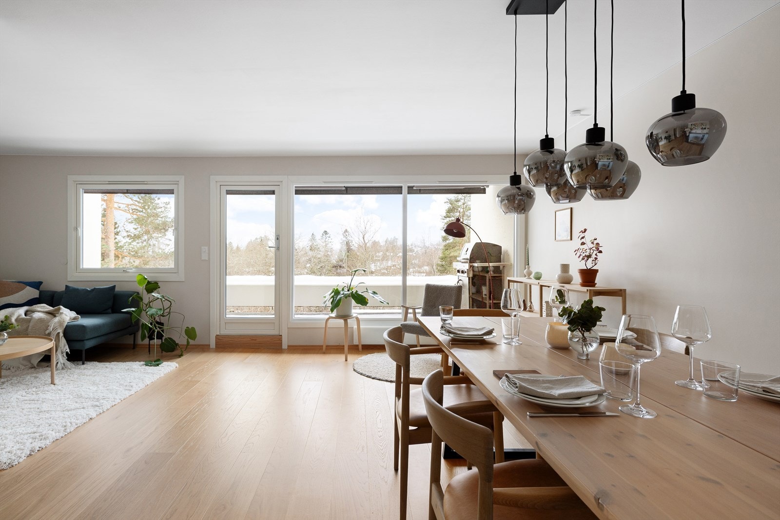 Leiligheten har en lys og åpen stue med god plass til spisebord og sofasone. Galleribilde