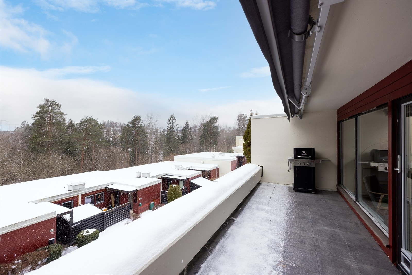 Terrassen vender mot sydvest, og har nydelig solforhold på sommerhalvåret. Det er montert ny markise fra Nordsol. Galleribilde