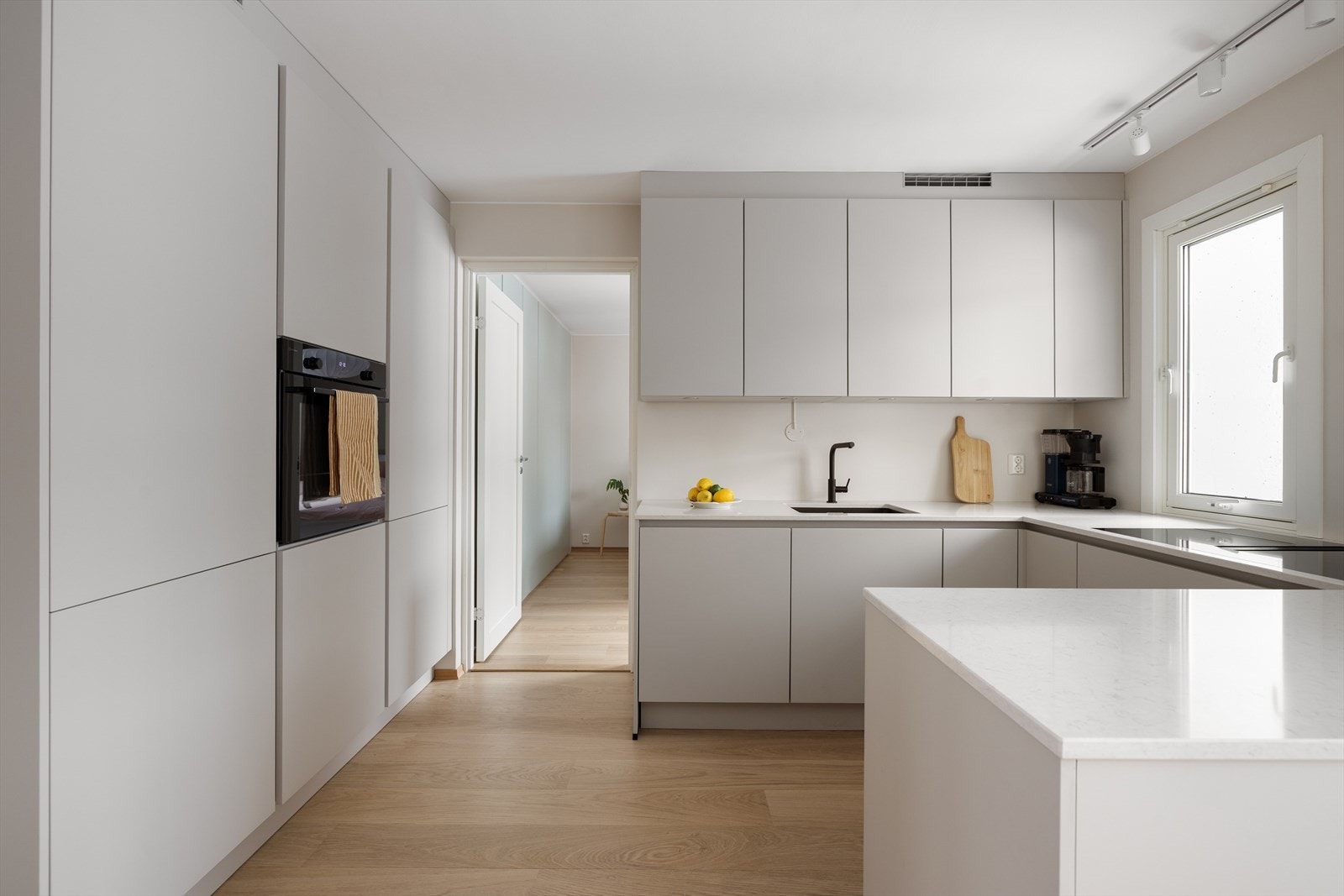 Kjøkkenet har integrerte hvitevarer som oppvaskmaskin fra Progress, kjøl/frys og stekeovn fra Laurus
samt induksjonsplatetopp med integrert avtrekk fra Elica. Galleribilde