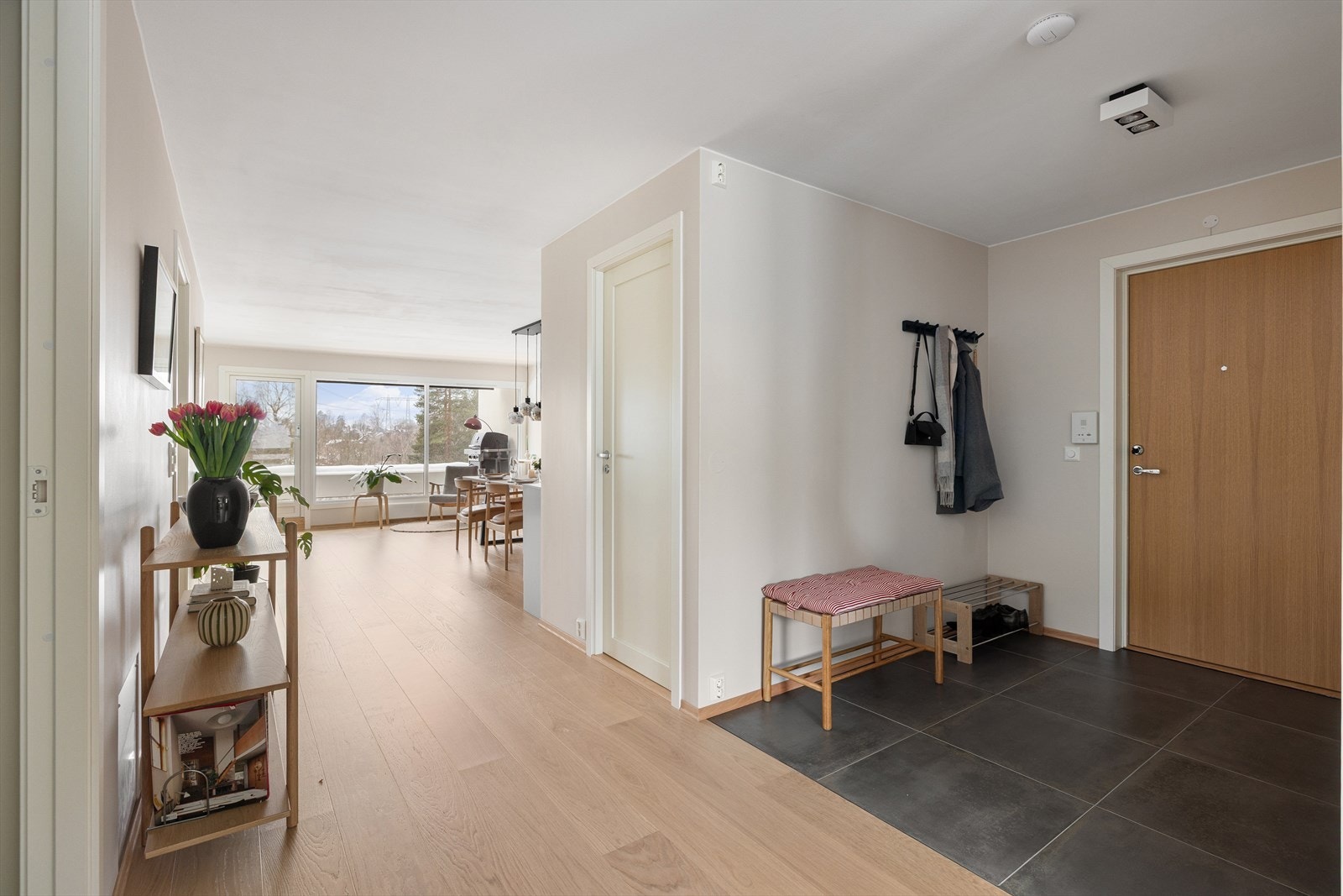 Romslig gang med tilknytning til innvendig bod. Galleribilde