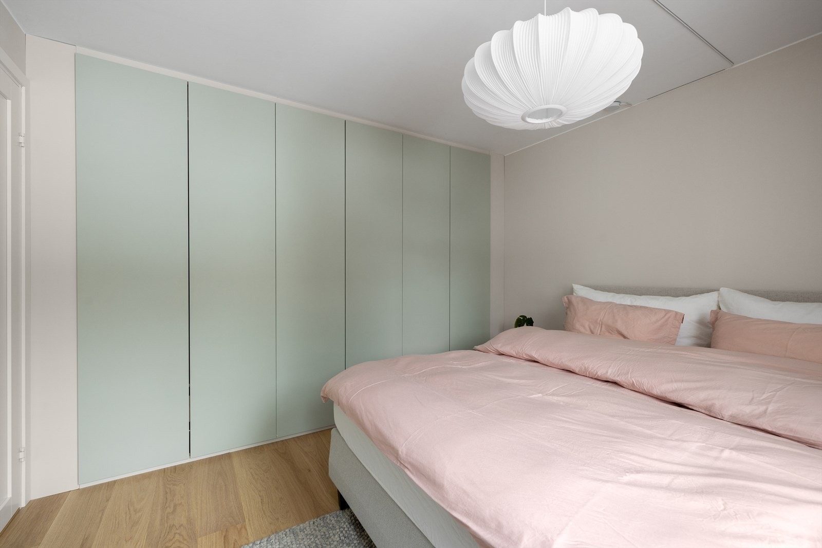 Det er god lagringsplass i flere garderobeskap. Galleribilde