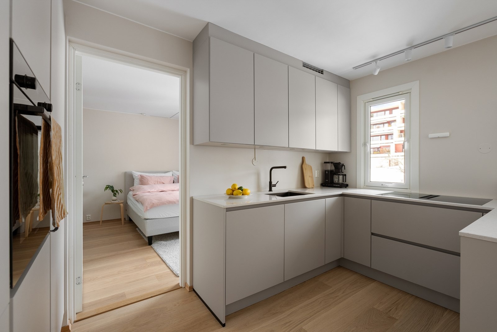 Kjøkkenet er god lagringsplass i skap og skuffer, samt fine flater for matlaging. Galleribilde