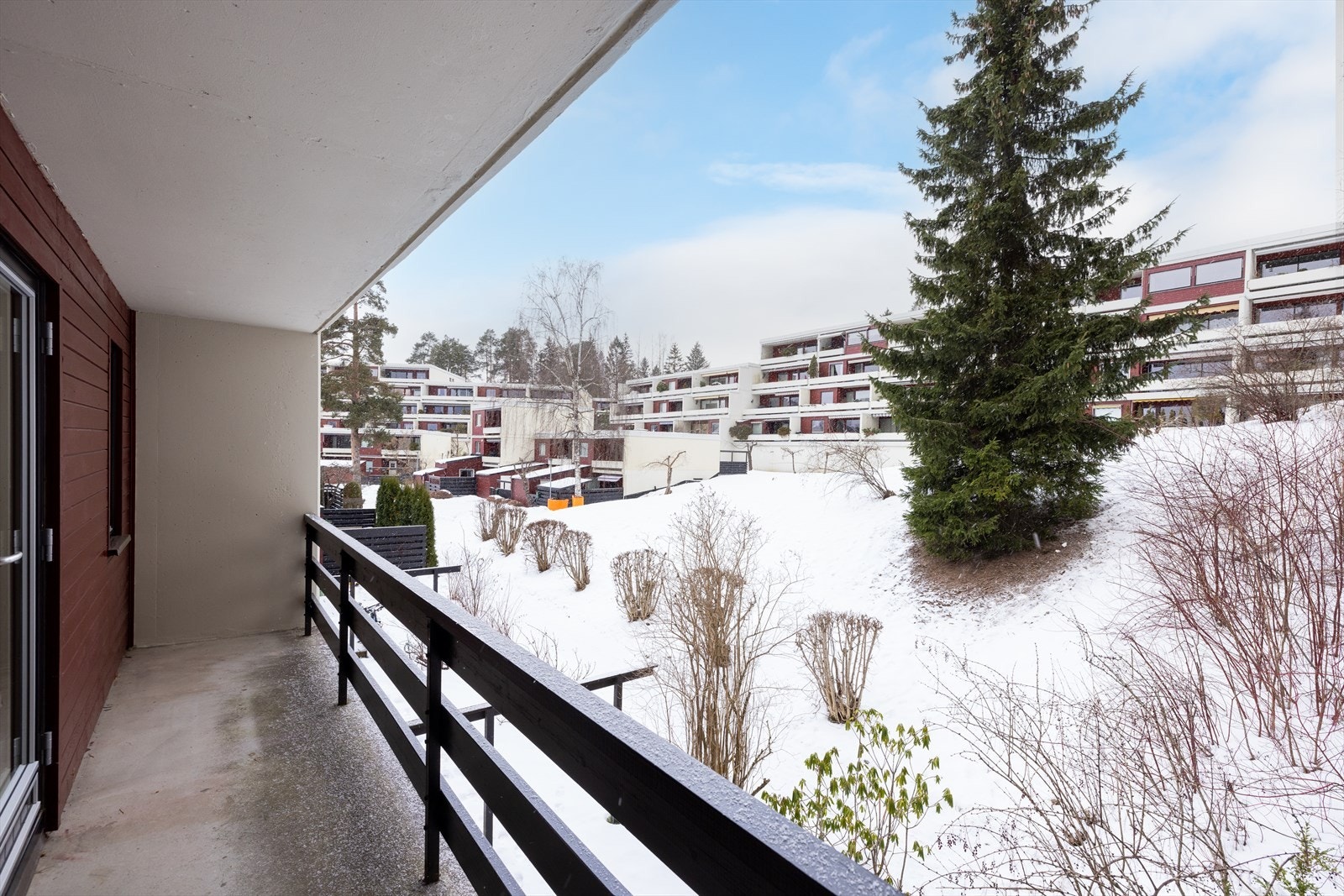 Balkongen er på 6 kvm, og vender mot nordvest. Her kan kaffen nytes i morgensolen. Galleribilde