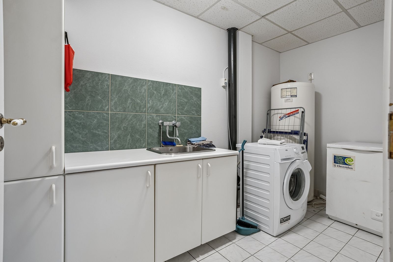 I tilknytting til kjøkkenet er det et eget vaskerom/bad. Galleribilde