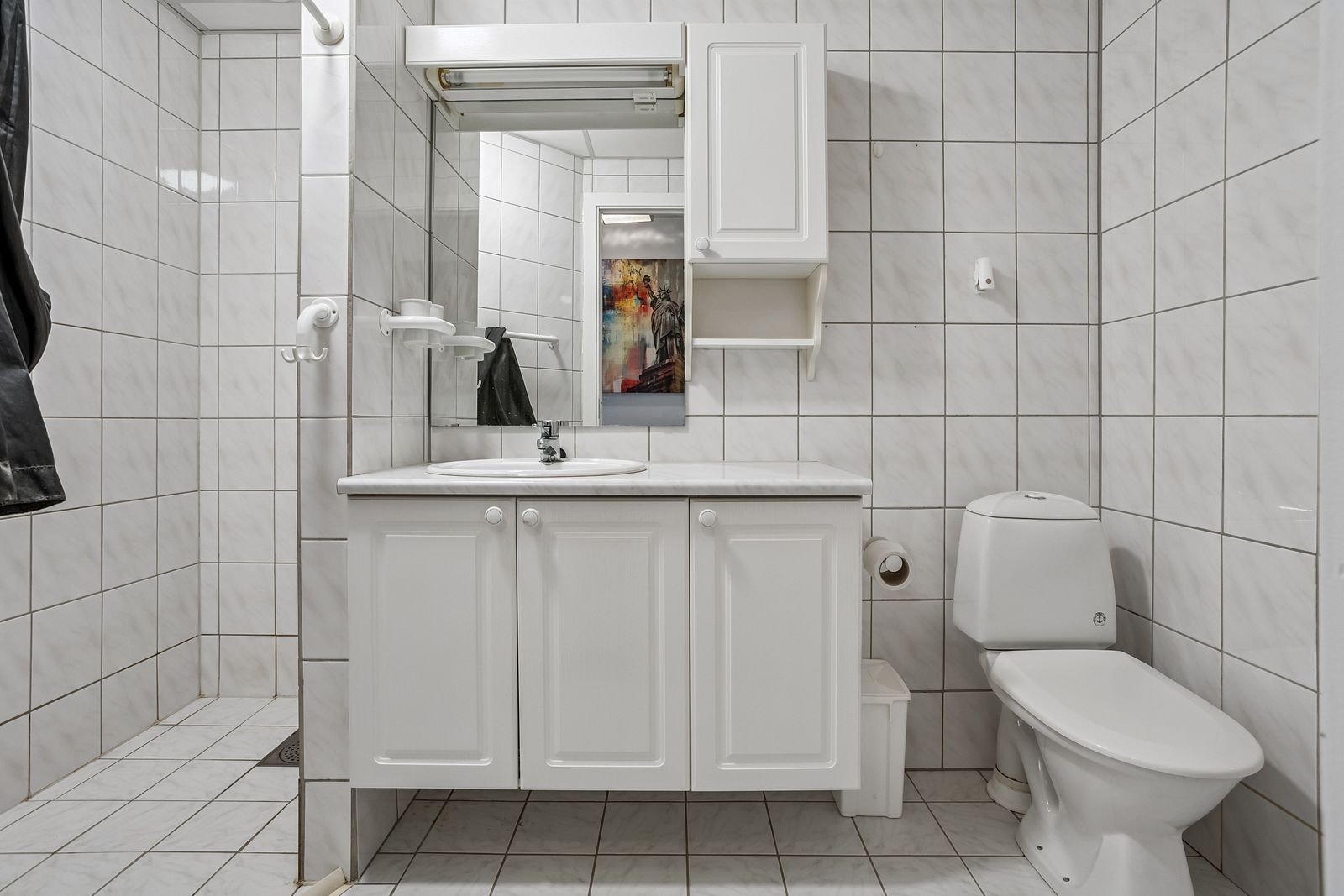 Begge er flislagt og har varme i gulvet. Badene inneholder wc, servant og dusj. Galleribilde