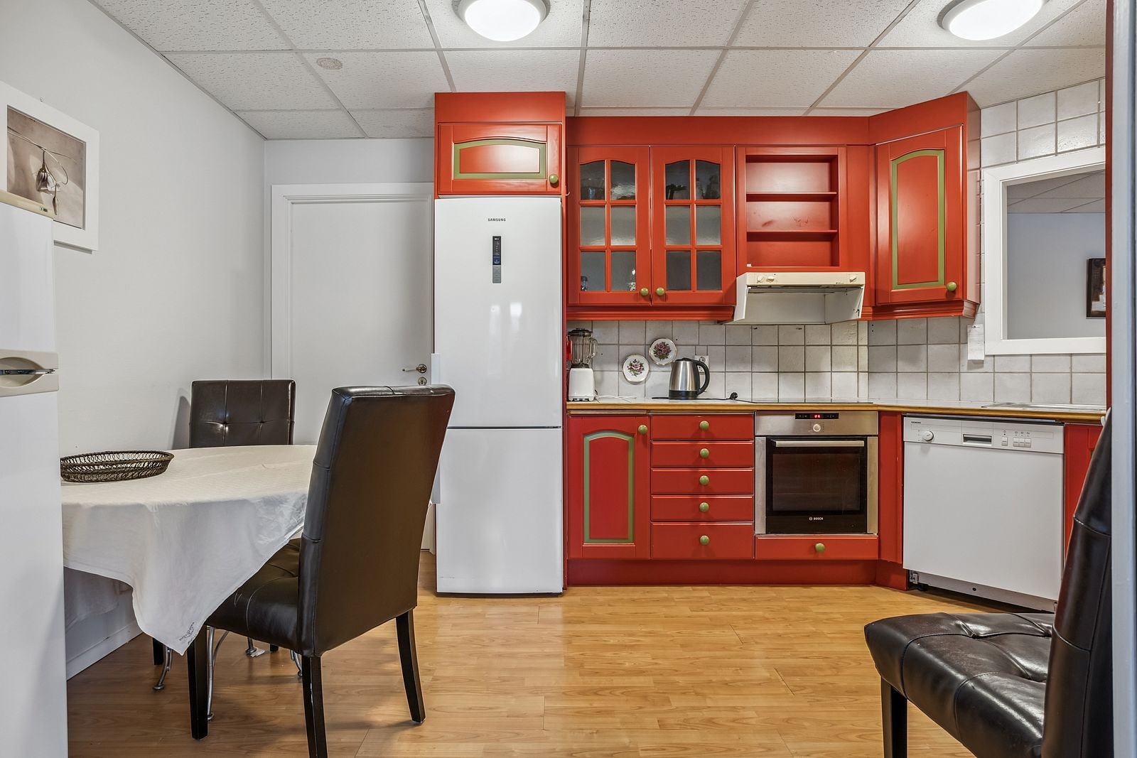 Fult møblert kjøkken. Galleribilde