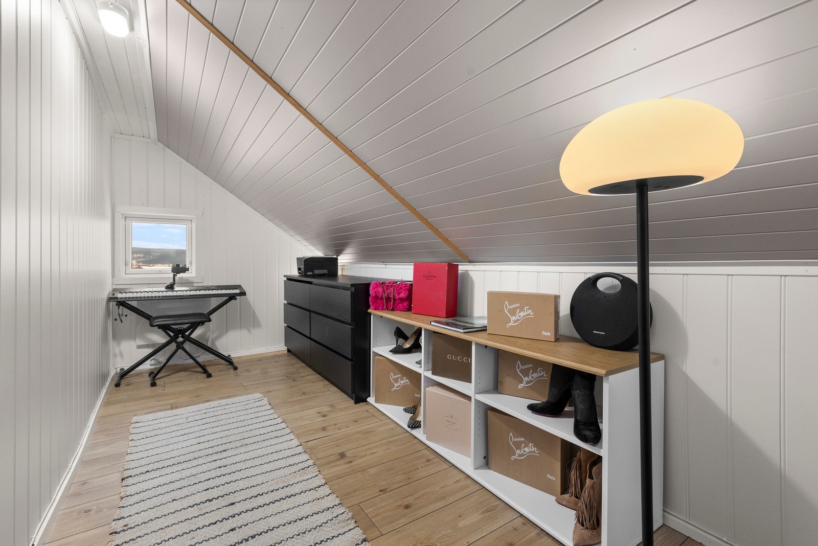 I samme etasje finner du et innredet rom, ypperlig for kontor og ekstra oppbevaring Galleribilde