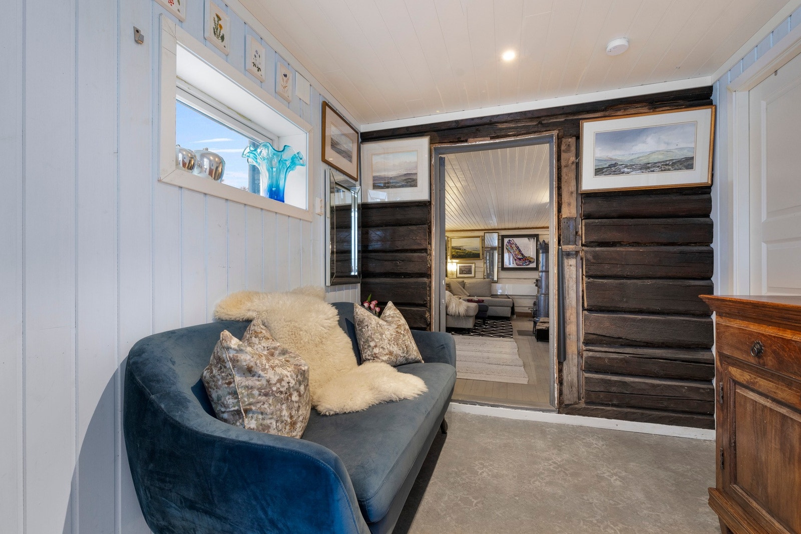 Det er plass til garderobeløsninger for oppbevaring av yttertøy og sko Galleribilde