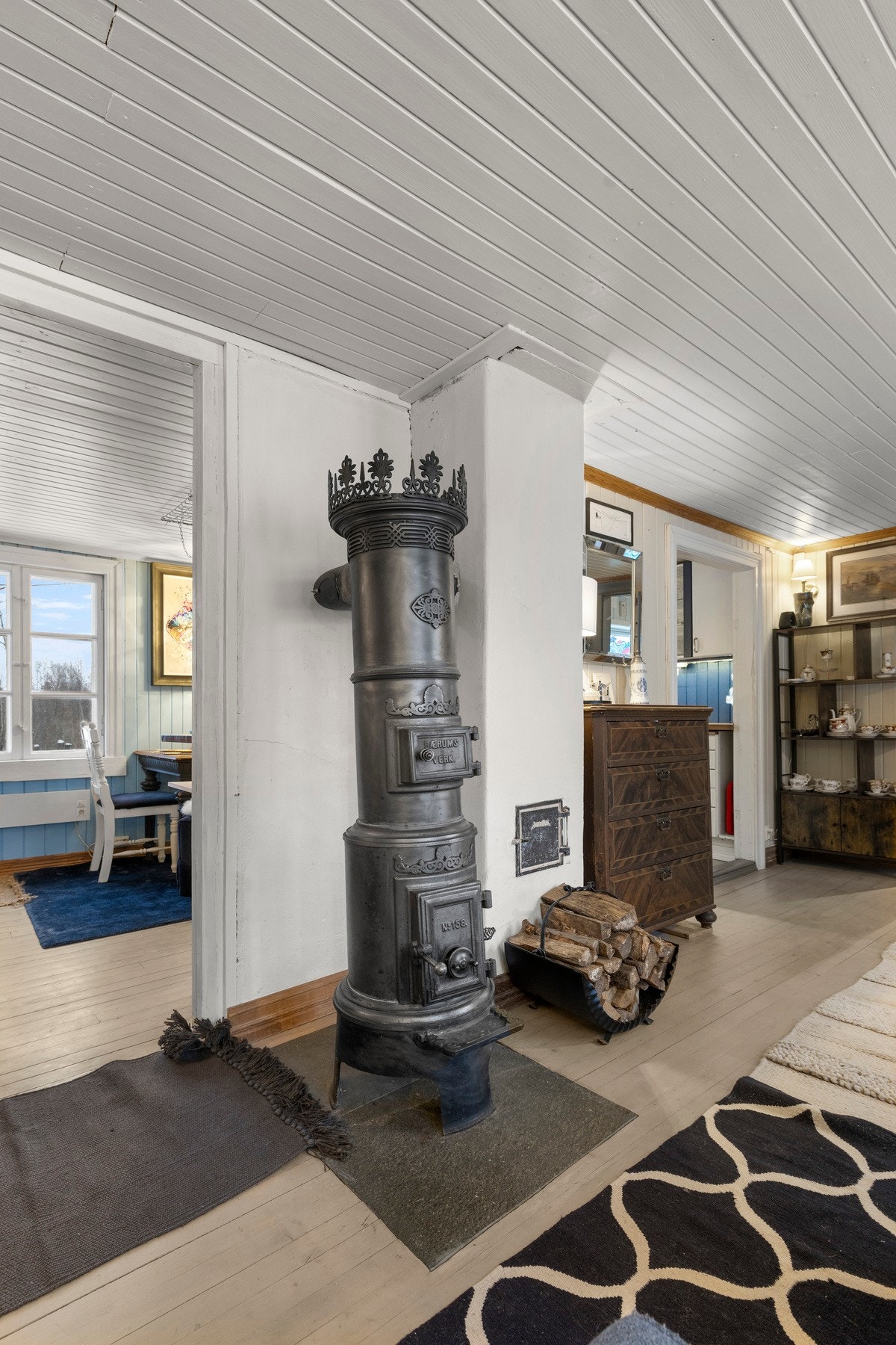 Stuen har en sjarmerende vedovn som bidrar til god varme og lun stemning Galleribilde