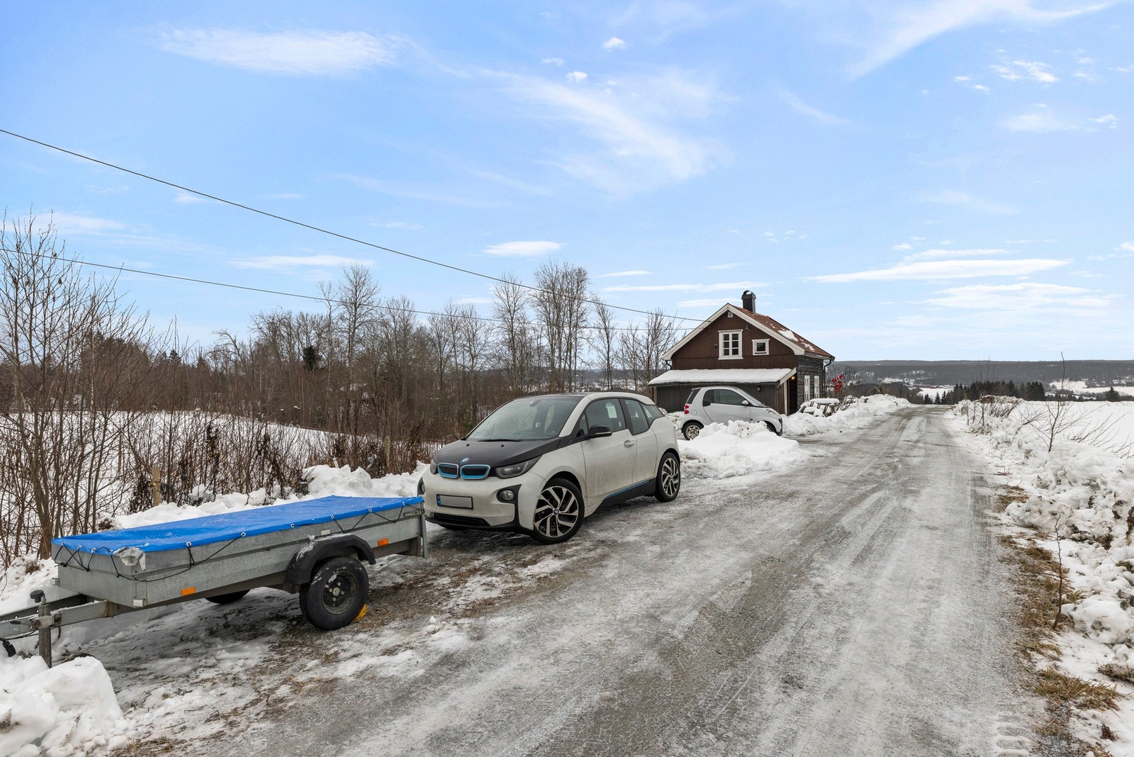 Det er etablert 2 biloppstillingsplasser på tomten Galleribilde