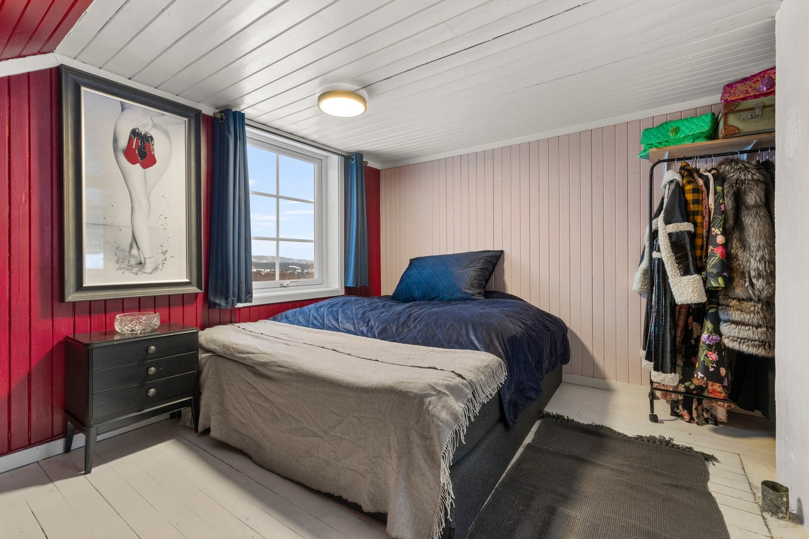 I 2.etasje finner du et romslig soverom med god plass til møblering Galleribilde