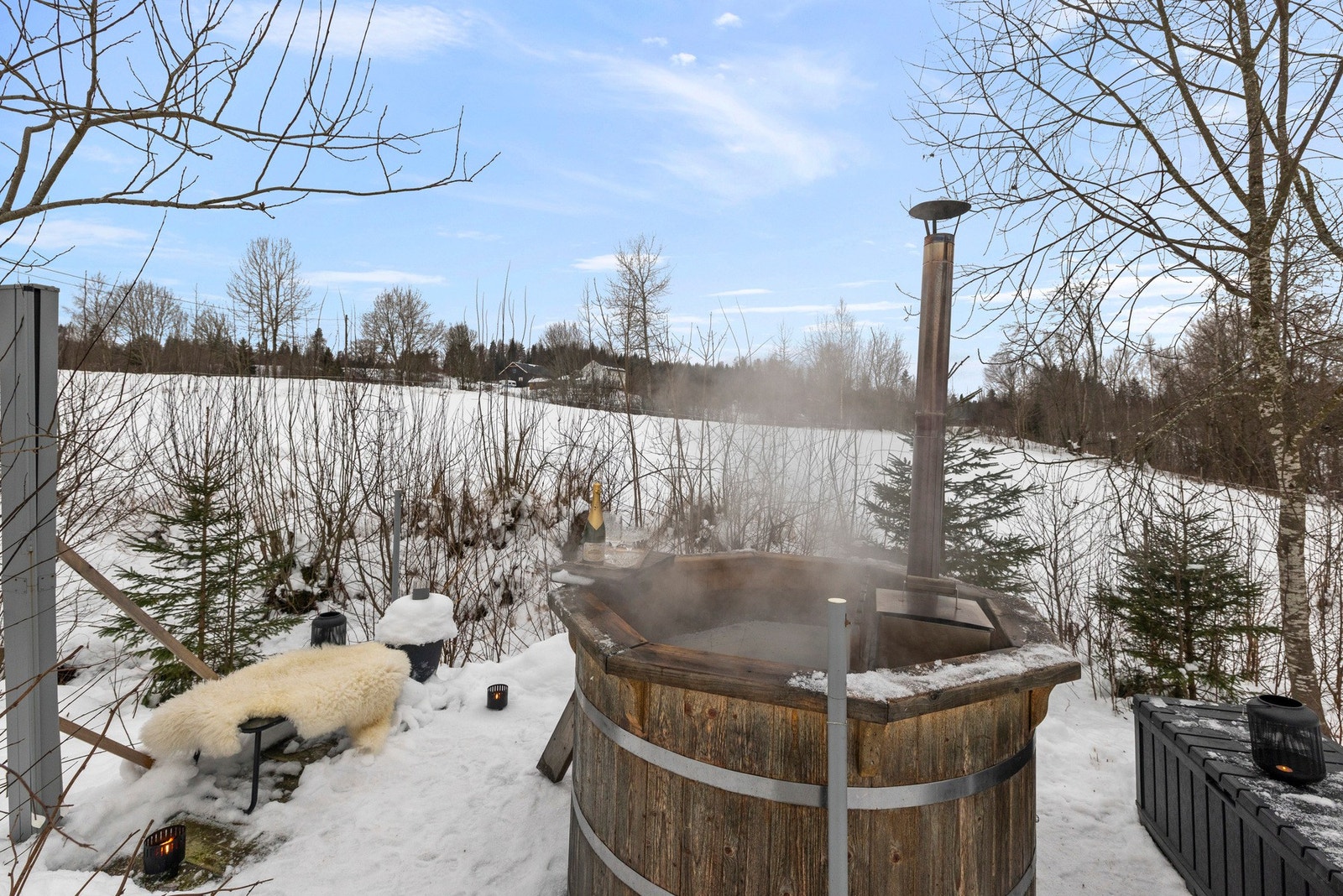 På tomten finner du en badestamp som står skjermet og gir godt privatliv Galleribilde