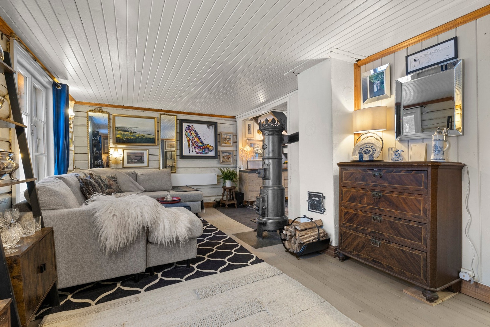 Stuen er romslig med plass til å innrede både en sittegruppe og spiseplass Galleribilde