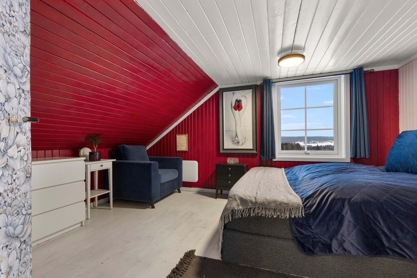 Et vindu slipper inn dagslys og bidrar til en lys og luftig atmosfære, samt hyggelig utsyn Galleribilde