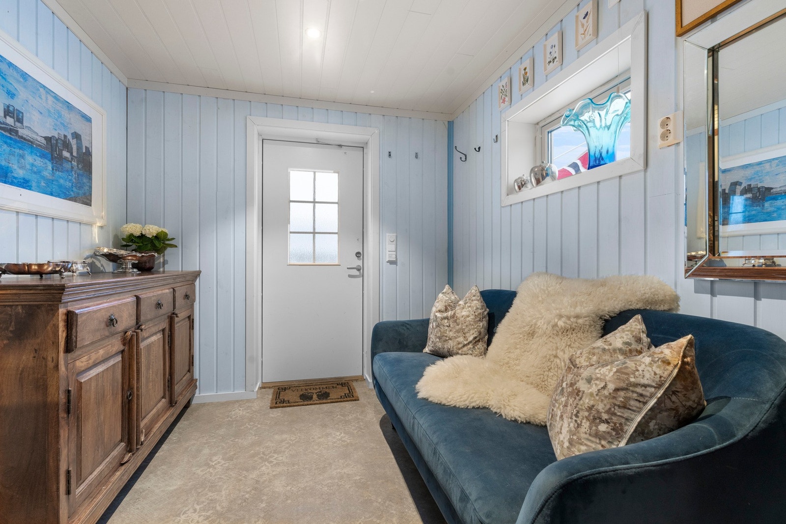 Inngangspartiet har en romslig utforming med varmekabler i gulvet som gir komfort Galleribilde