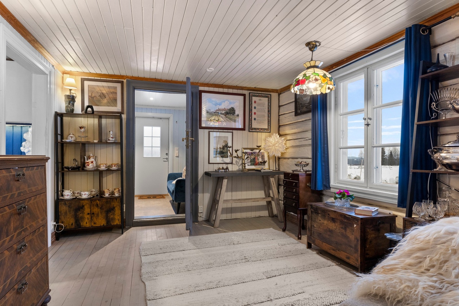 De store vinduene sørger for naturlig lys, noe som gjør rommet luftig Galleribilde