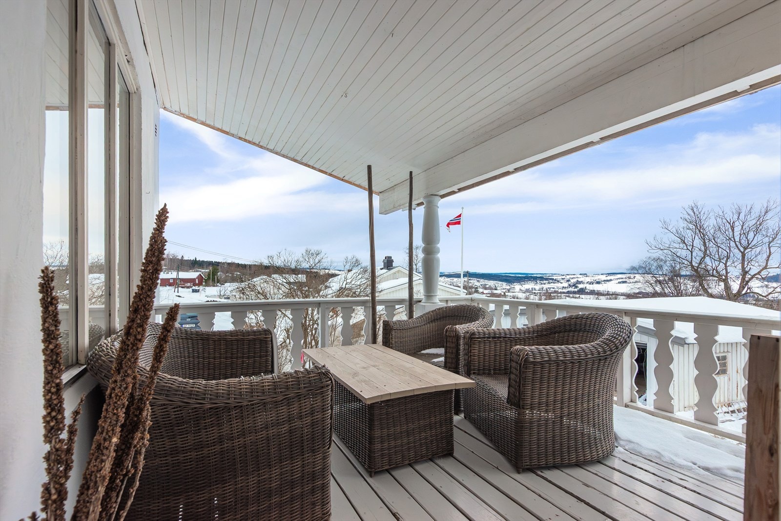 Terrasse med fine solforhold på sommerstid Galleribilde