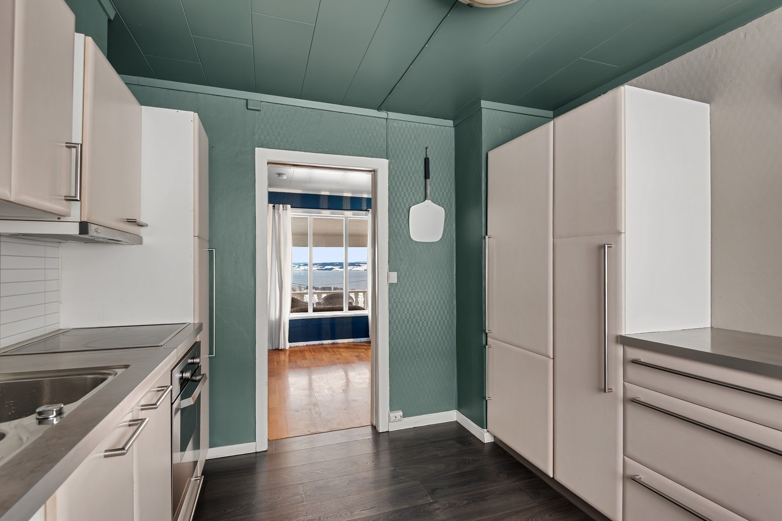 Kjøkken rett ved evt spisestue - Flott utsikt retning Mjøsa Galleribilde