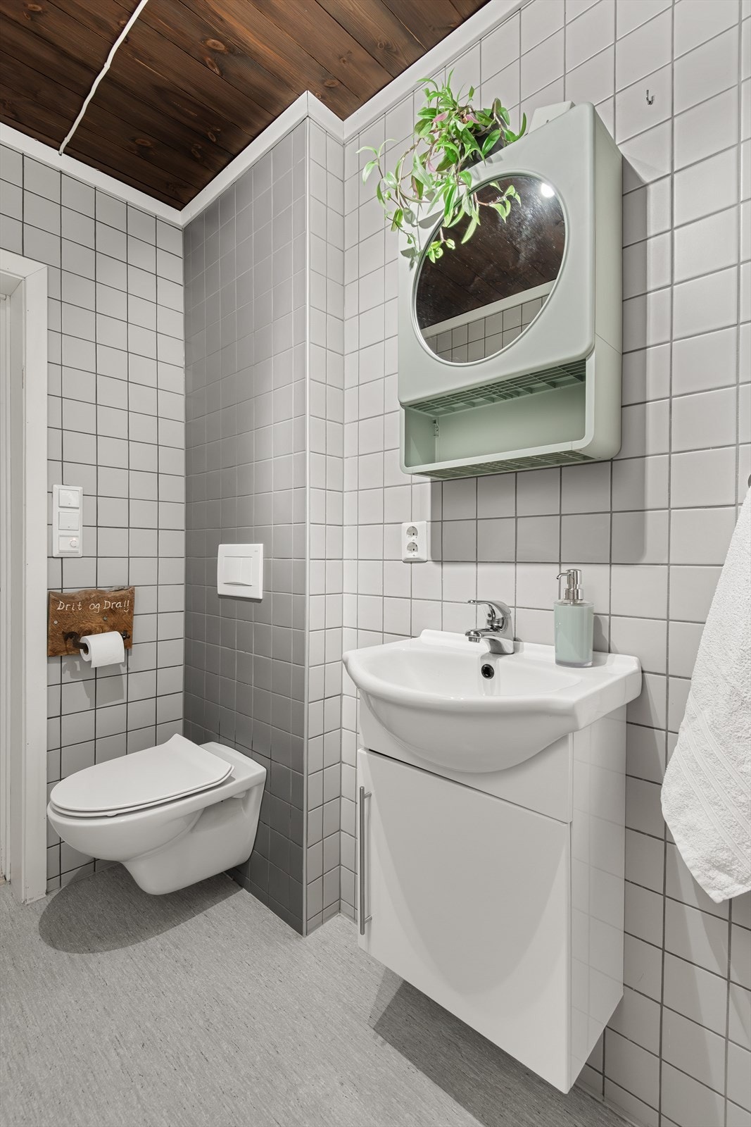 Nedfelt servant og vegghengt wc Galleribilde