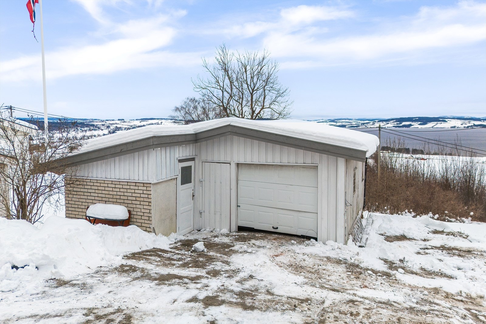 Garasje med plass til en bil og godt med bodplass Galleribilde