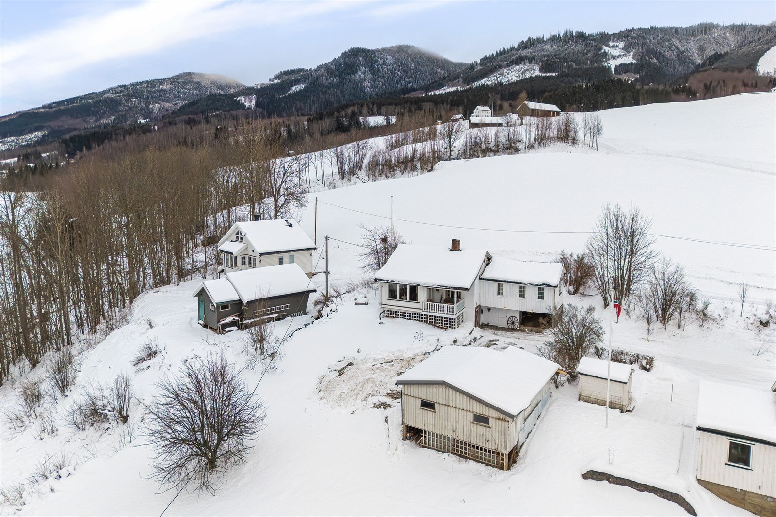 Romslig eiet tomt på ca 1,5 mål - Frittstående garasje på eiendommen Galleribilde