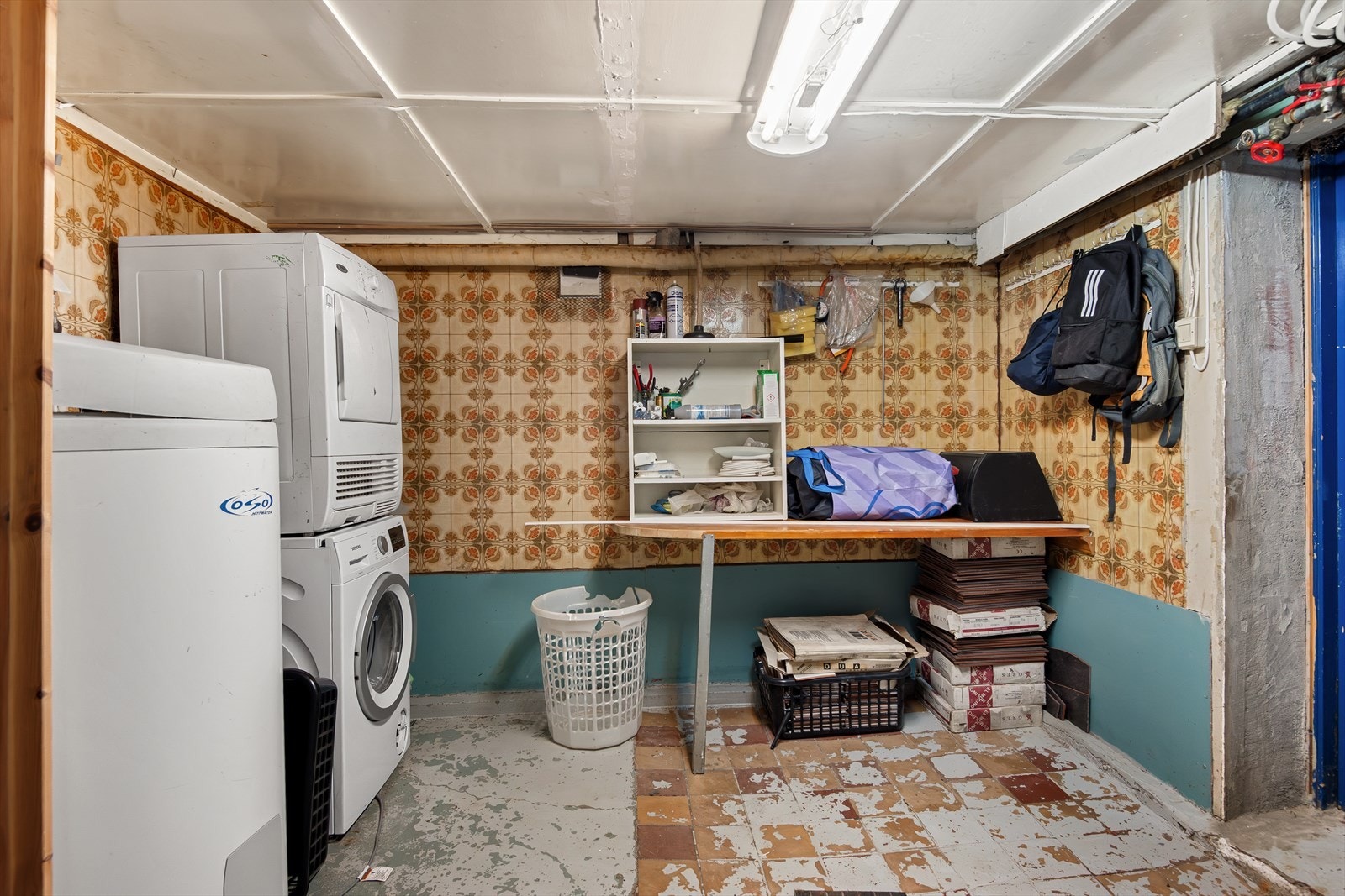 Vaskerom i sokkeletasje med adkomst fra hall/ inngang - Dør til høyre inn til et tidligere fyrrom Galleribilde