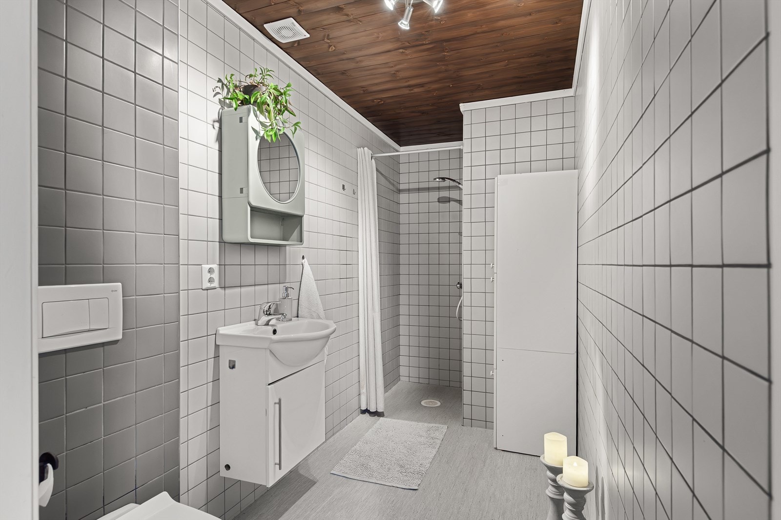 Bad med vegghengt wc - Dusjnisje og gulvvarme Galleribilde