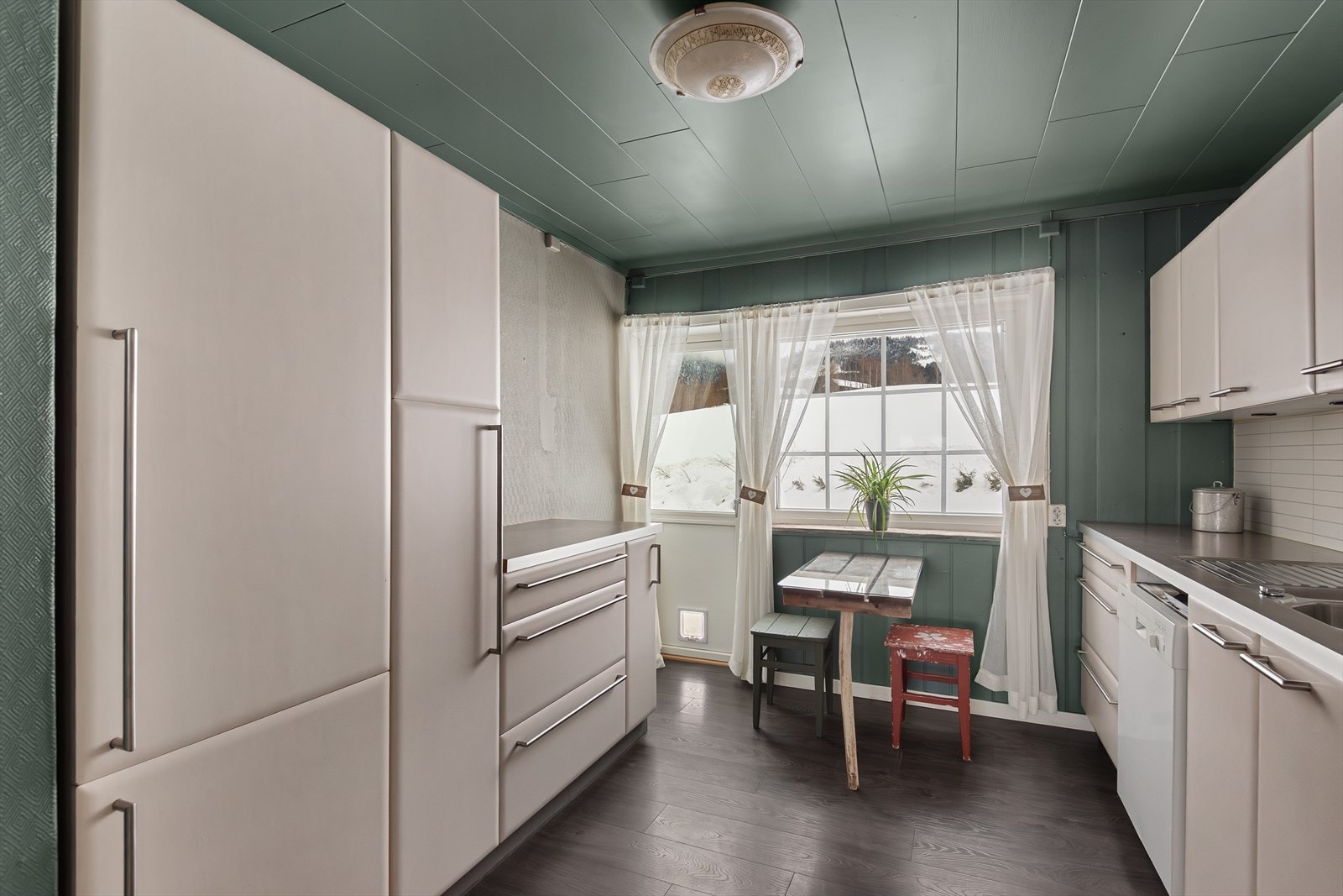 Kjøkken med fin arbeidsplass Galleribilde