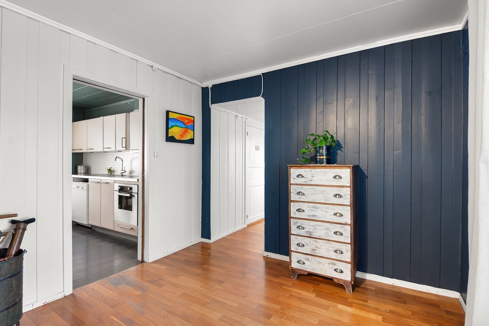 Spisestue mot kjøkken og mellomgang Galleribilde