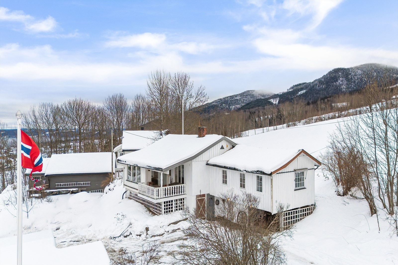 Boligen er over to plan med inngang i sokkeletasje Galleribilde