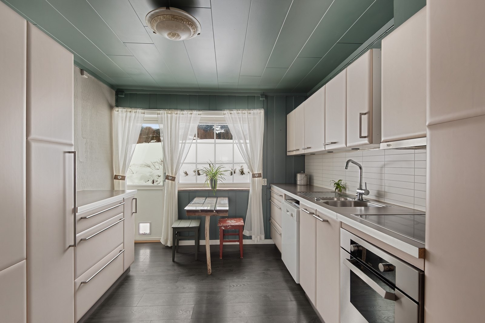 Kjøkken med fin plass til spisebord ved vinduet - Utgang til hagen på baksiden Galleribilde