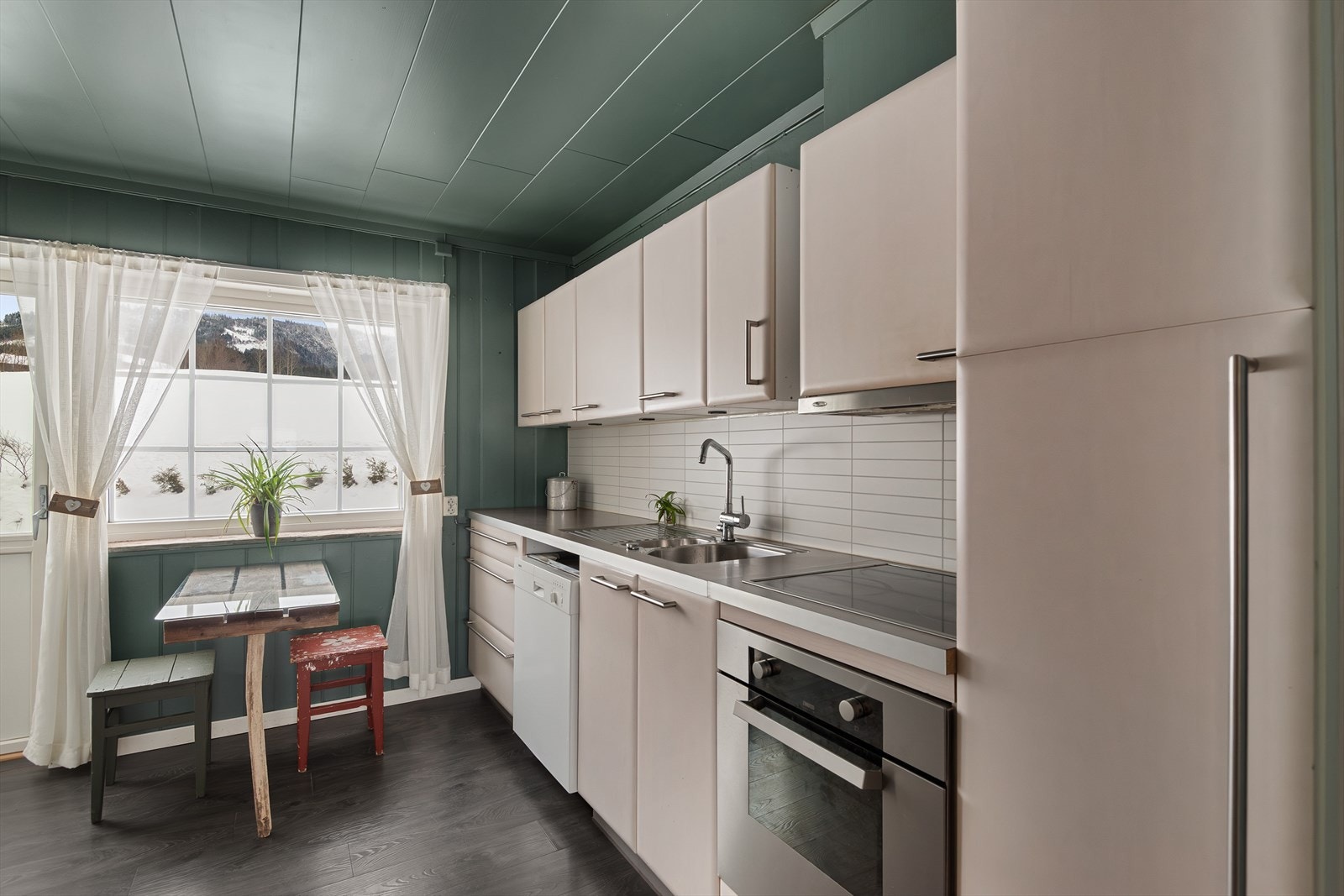 Kjøkken med fin benkeplass og godt med skapplass Galleribilde