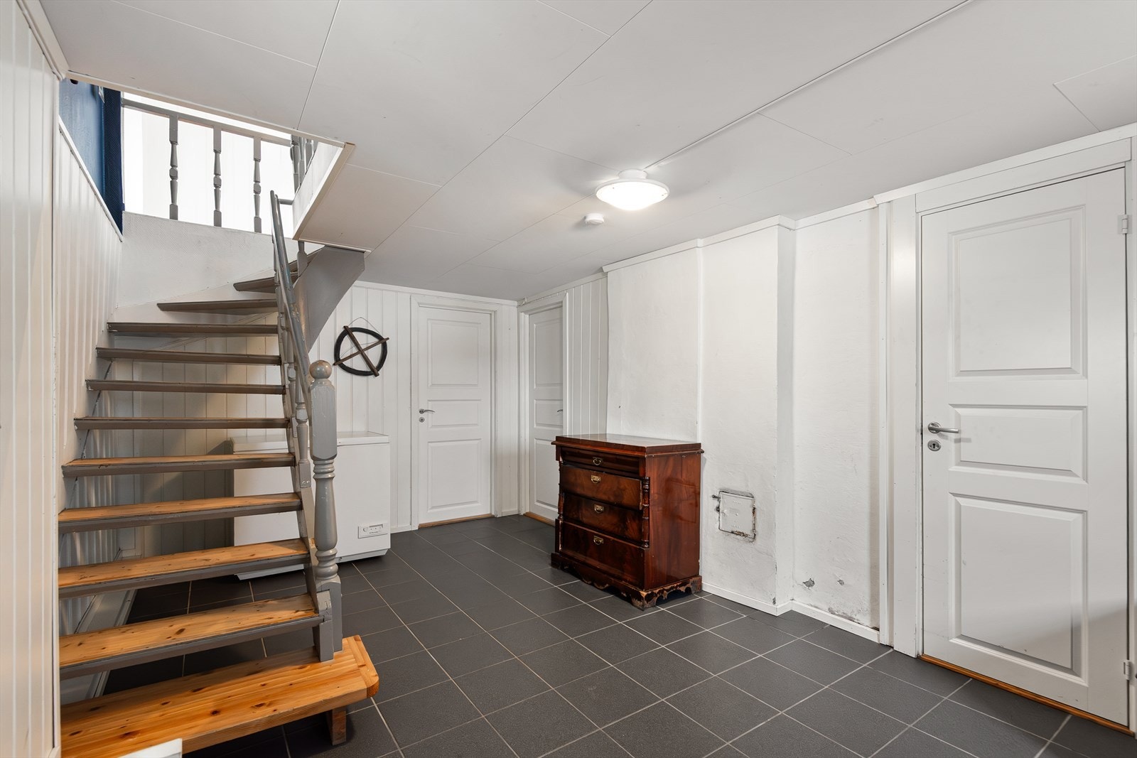 Hall med fliser - Dører til to soverom og til vaskerom Galleribilde