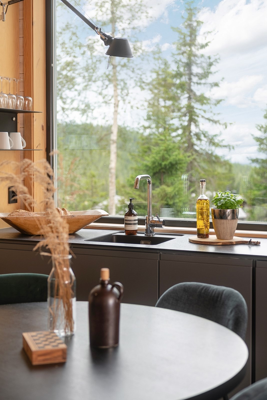 Det store vinduet over kjøkkenbenken slipper naturen "helt inn" i rommet. Galleribilde