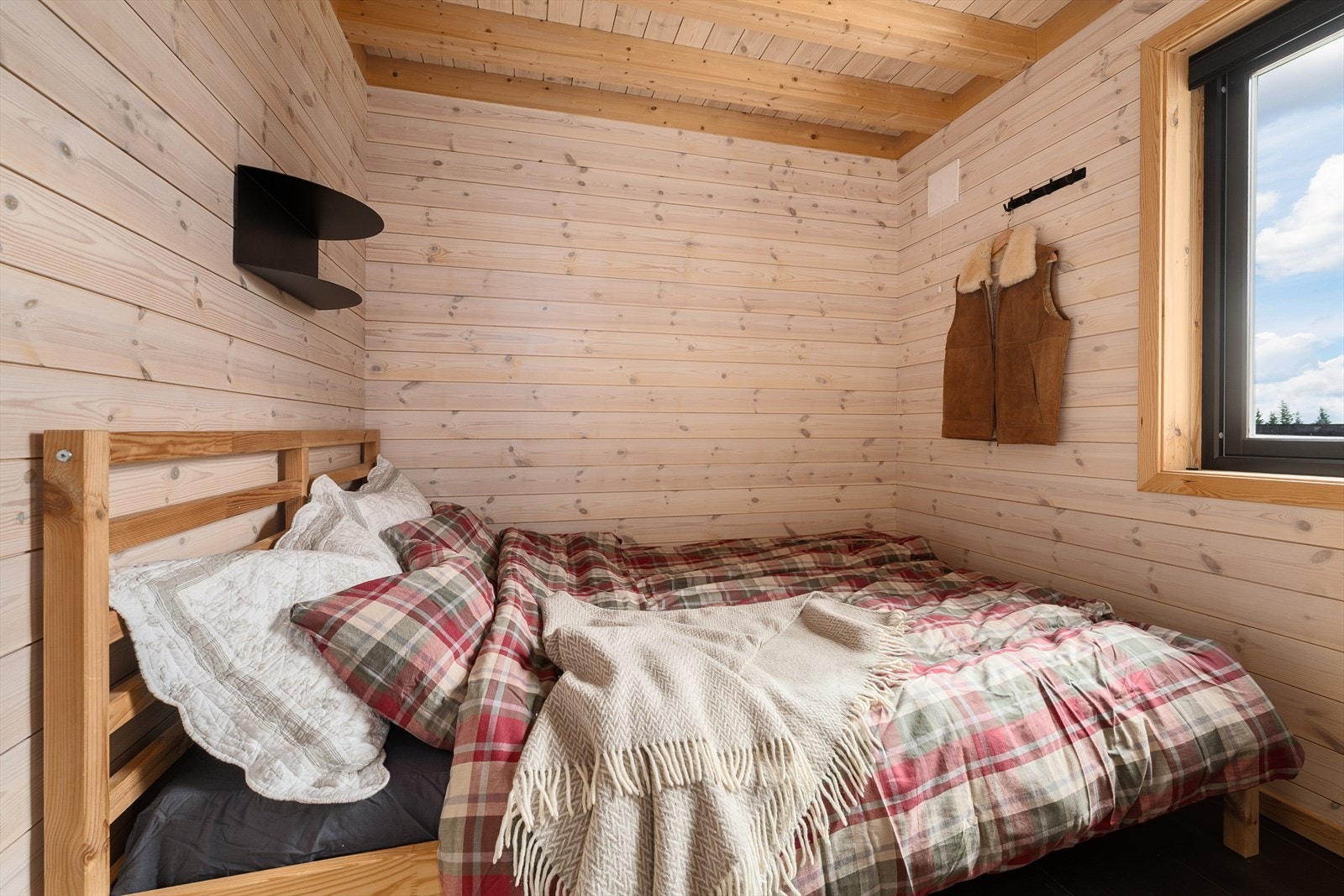 Hyttas soverom er innredet med og har plass til dobbeltseng. Galleribilde
