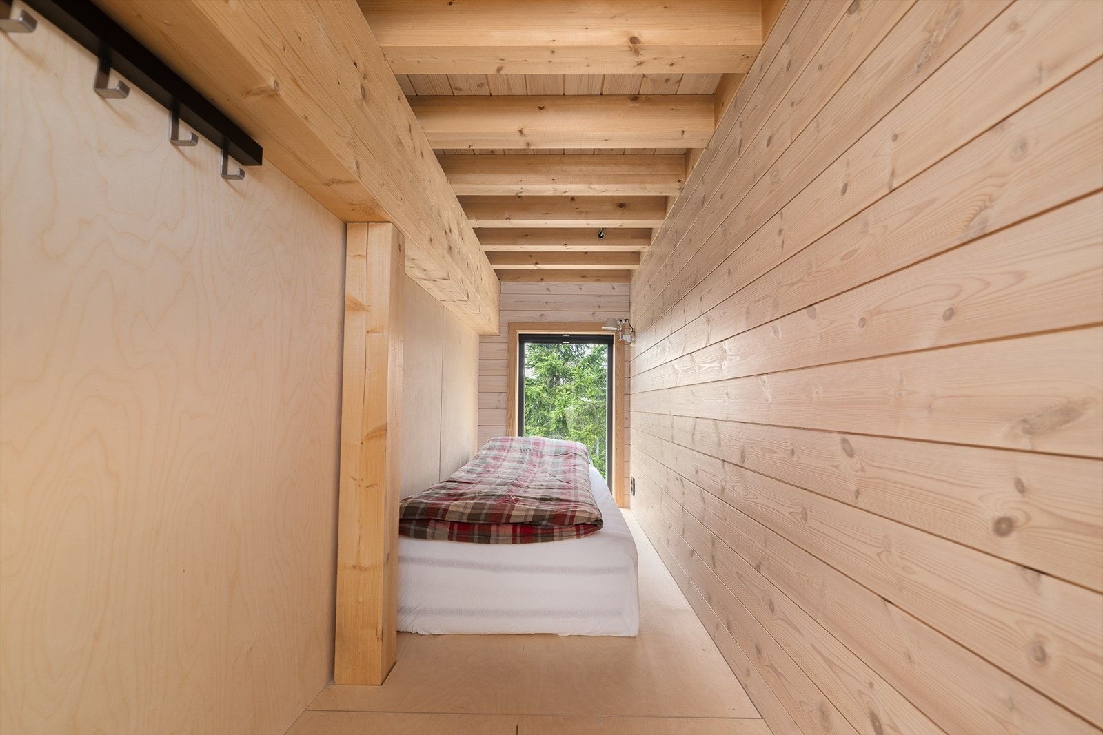Hemsen på hytta er innredet med ekstra soveplasser. Vindu slipper in fint lys. Oppgang via stige fra stua. Galleribilde