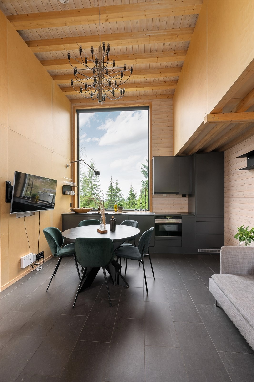 Store vindusflater gir rikelig med lys inn i rommet. Galleribilde