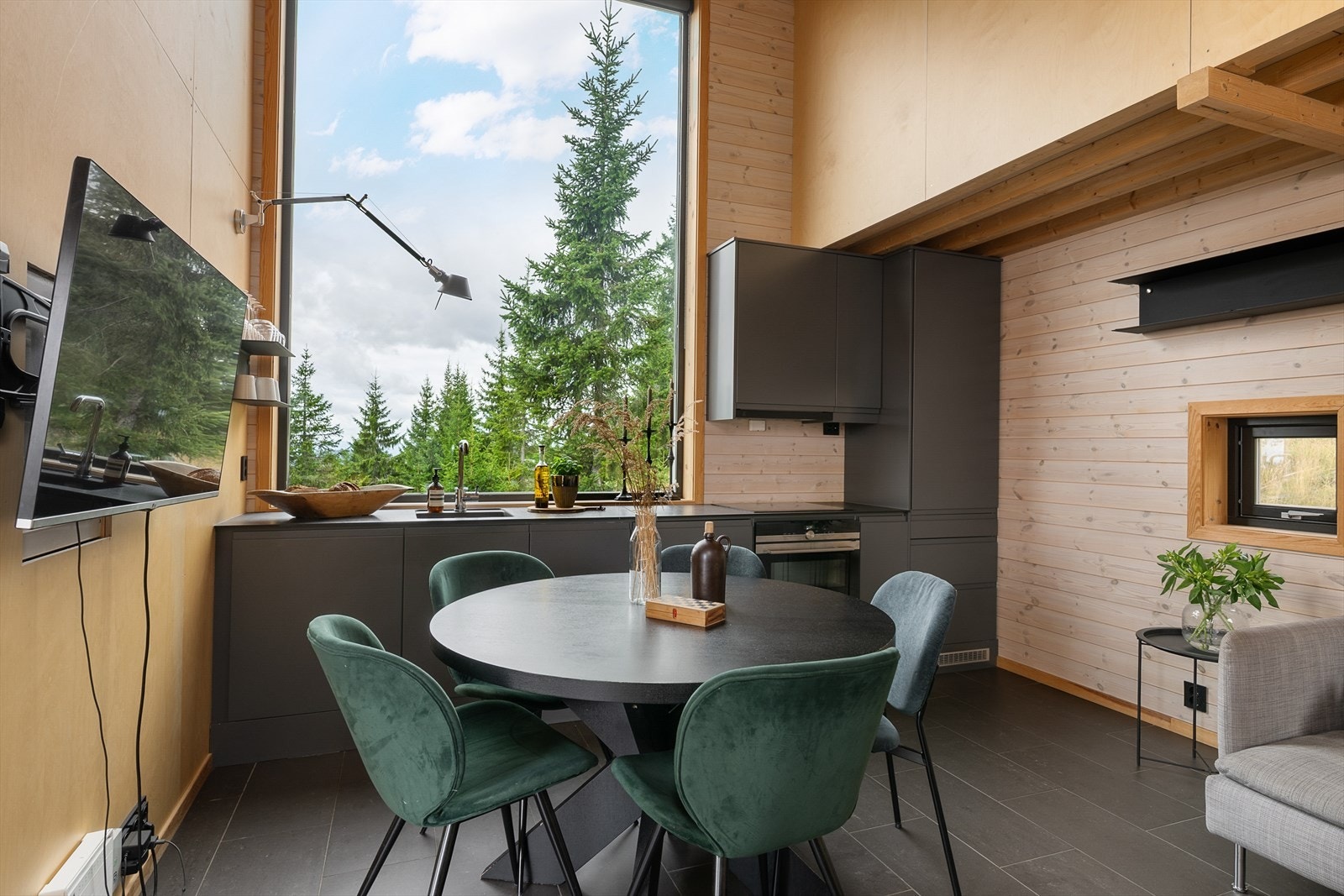 Kjøkkenet har en mørk, moderne innredning med integrerte hvitevarer. Galleribilde