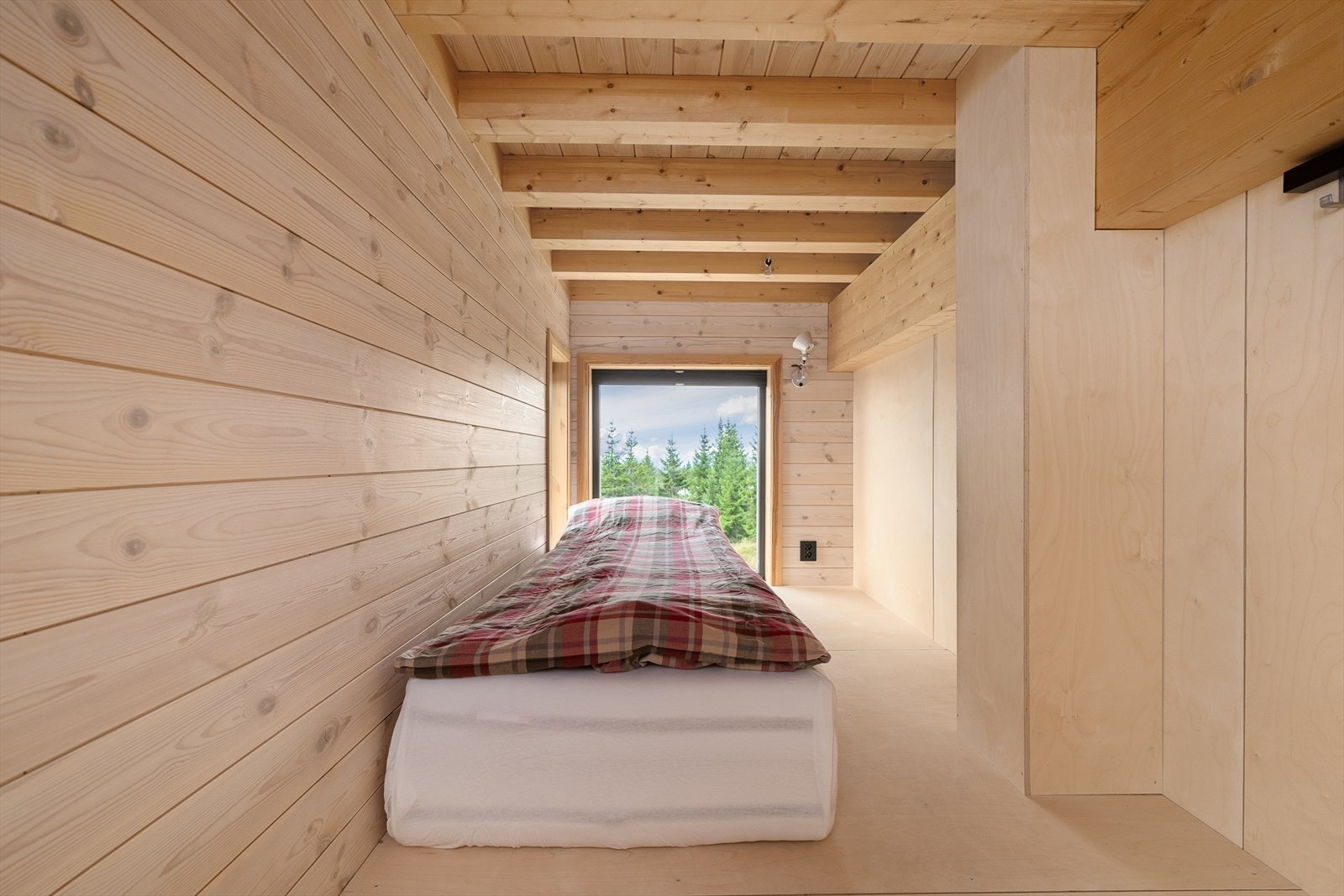 Hemsen fleksible bruksmuligheter i hytta og takhøyden blir godt utnyttet. Galleribilde