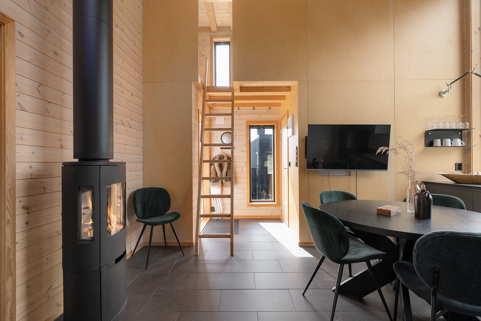 Gjennomgående bruk av trepanel på vegger og i tak gir en lun og hyggelig atmosfære i hytta. Galleribilde