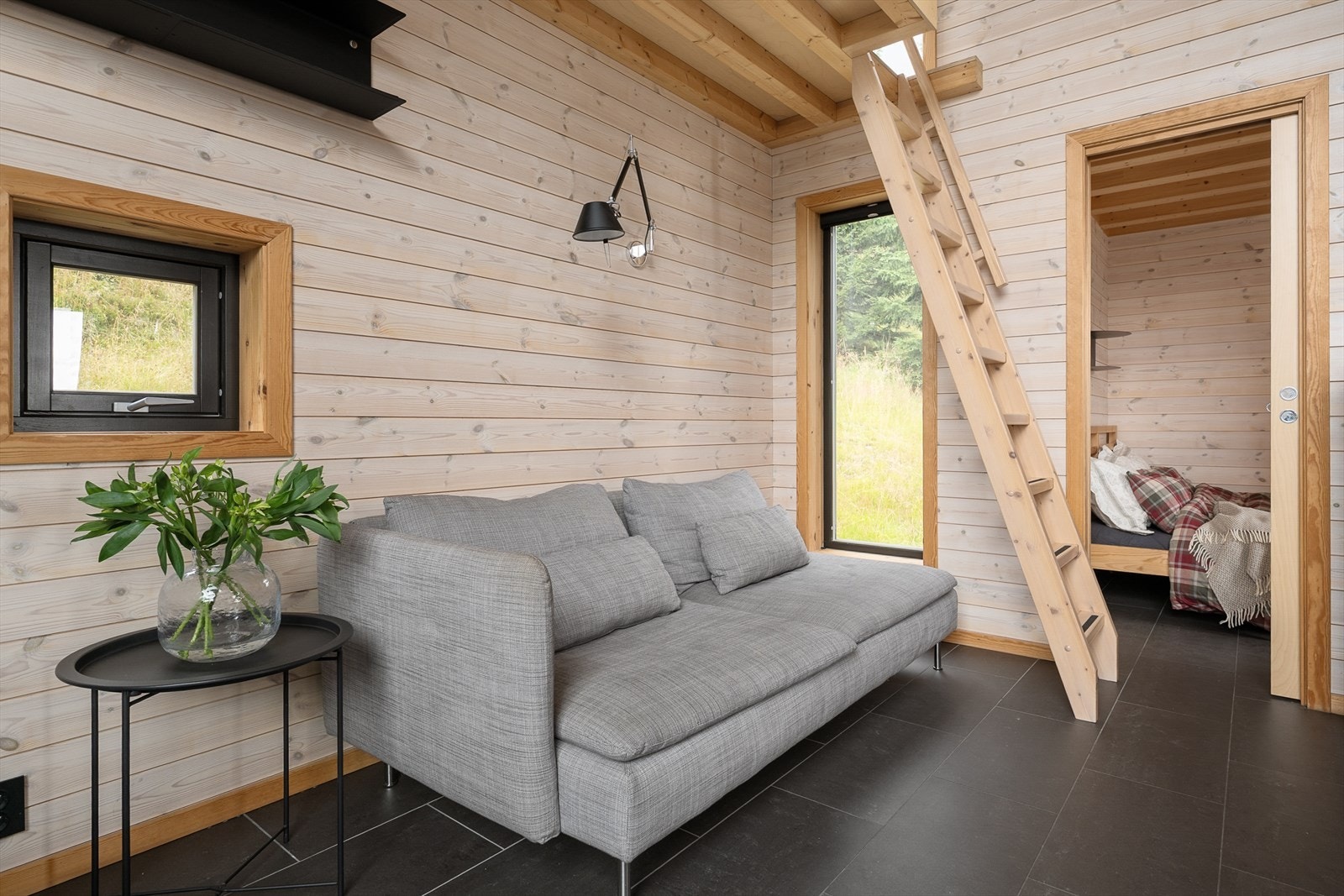 Plass til sofa i oppholdsrommet. Stige opp til hemsen fra stua. Galleribilde