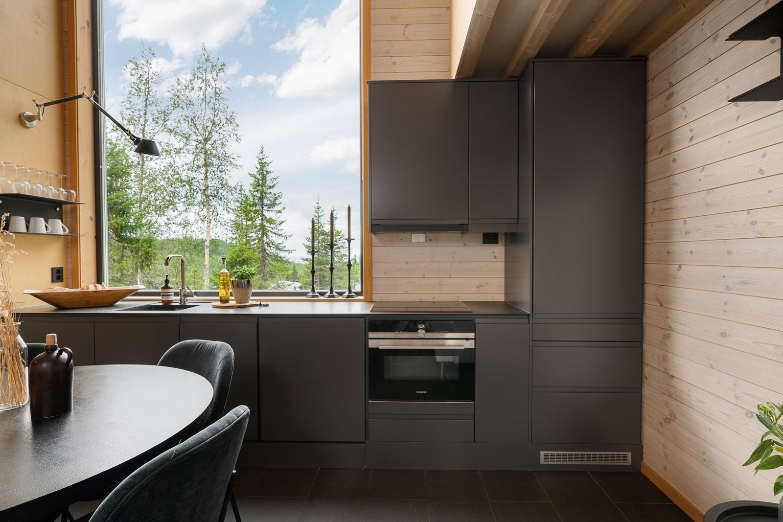 Innredningen har glatte, stramme overflater i en delikat farge som står i en fin kontrast til veggene. Skap for god oppbevaring. Galleribilde