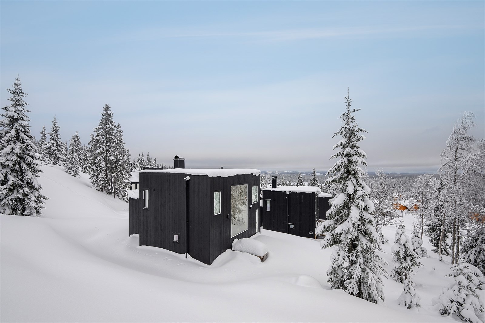 Eiendommen ligger i et populært område i Natrudstilen v/Sjusjøen. God intern plassering i feltet. Galleribilde