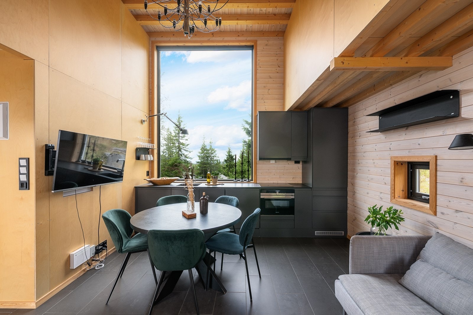 Spiseplassen er naturlig plassert ved kjøkkenet. Hyggelig å samles til felles måltider på hytta. Galleribilde