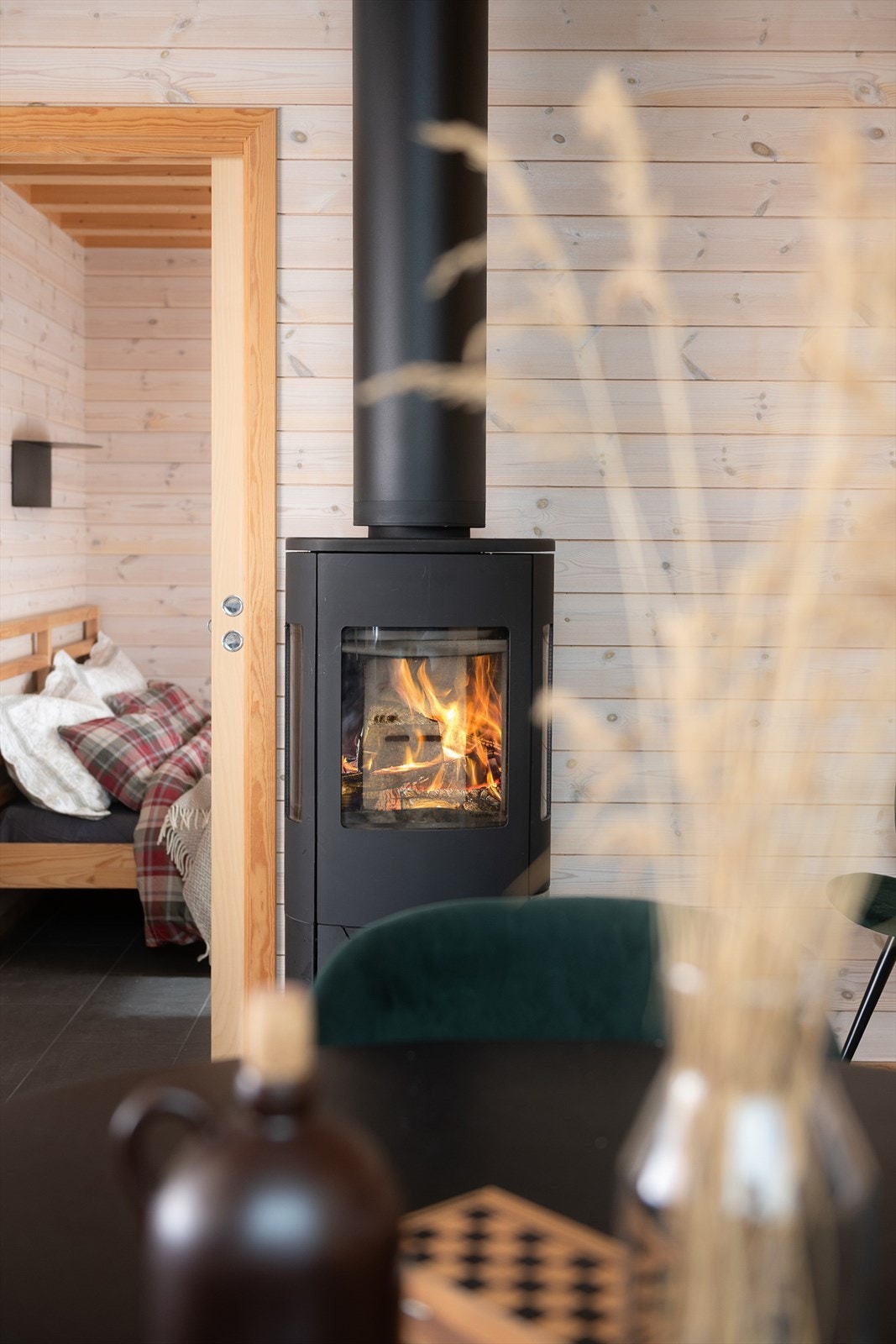 Peisovnen er sentralt plassert og varmer effektivt opp hytta. Galleribilde