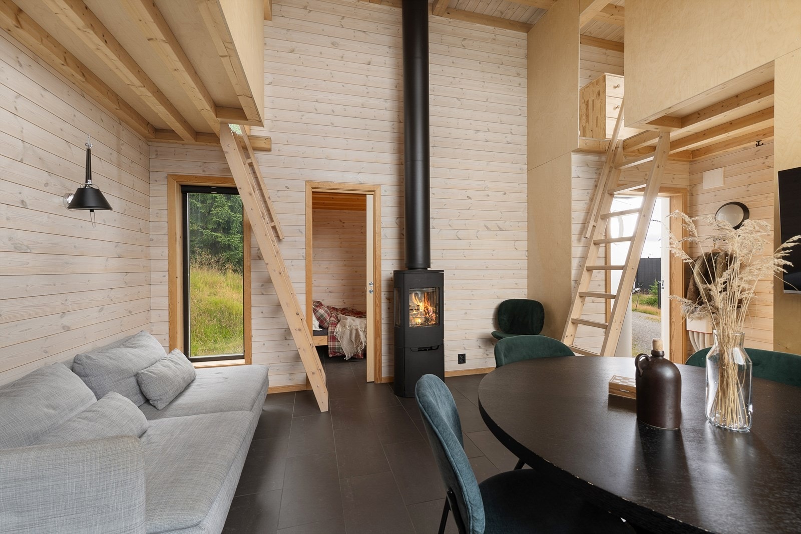 Raus takhøyde og fint lysinnslipp gir en god romfølelse på det effektive arealet. Hytta preges av moderne og stramme linjer. Galleribilde