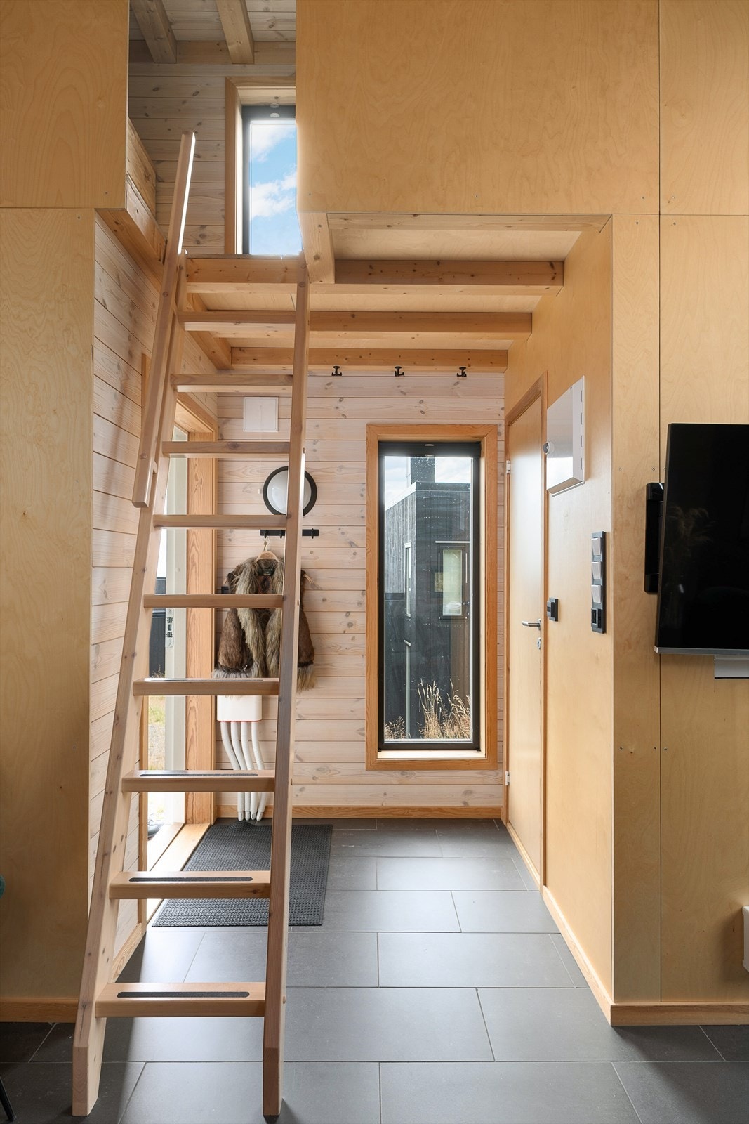 Hytta har en relativt åpen og sosial planløsning. Fra inngangen er det enkel adkomst inn i oppholdsrommet. Galleribilde