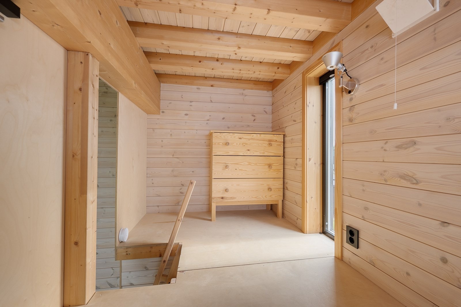 Det er også plass til kommode for oppbevaring oppe på hemsen. Galleribilde