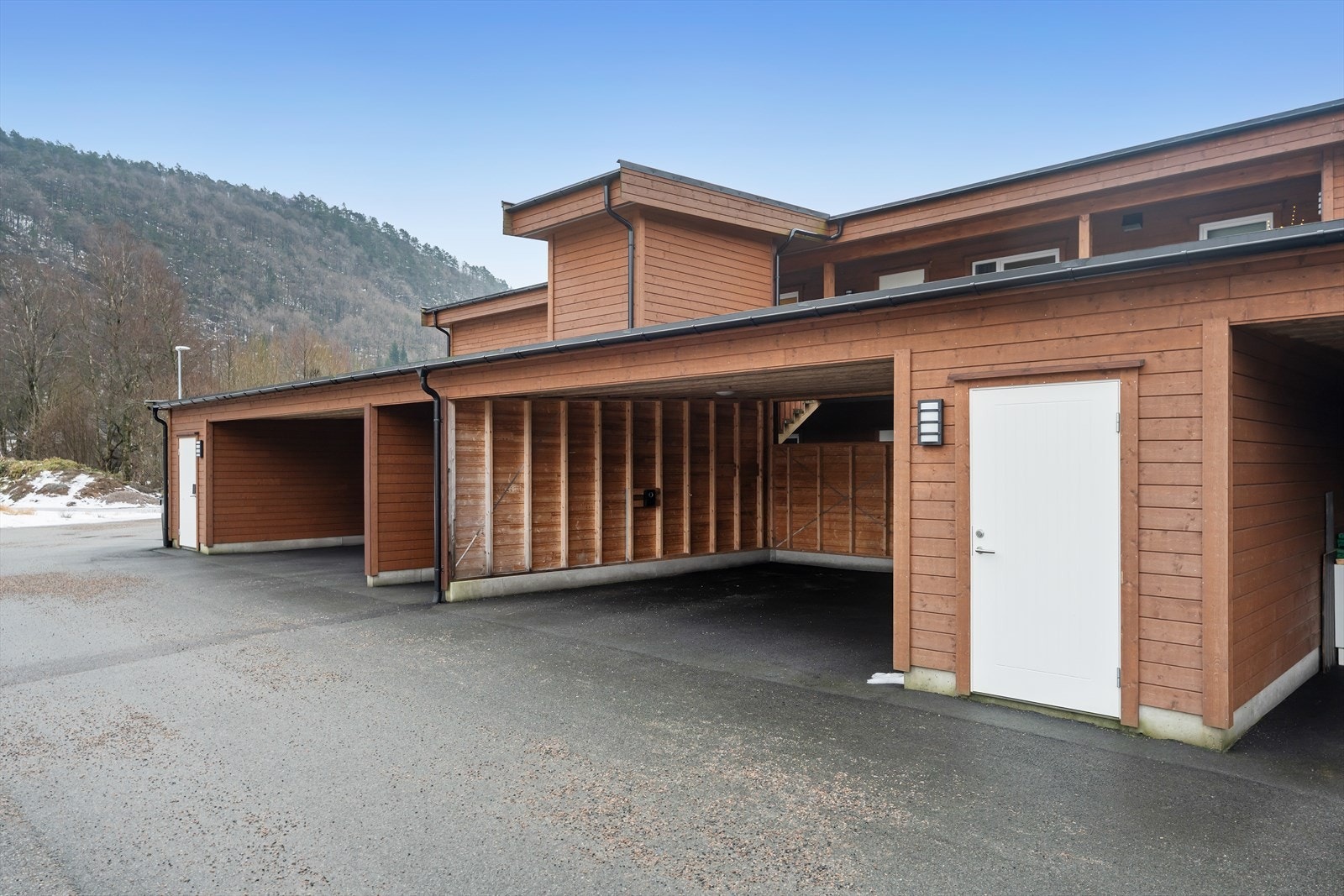 Tilhørende del av carpot med el-bil lader Galleribilde